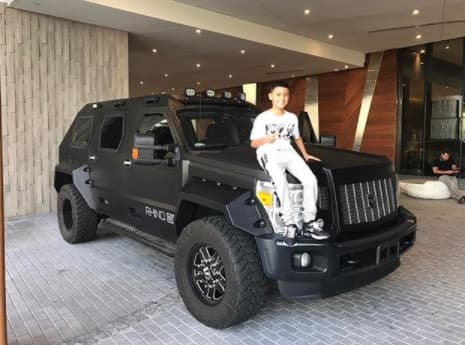 Su único varon, Joe Martin, se ha convertido en su compañero de aventuras.