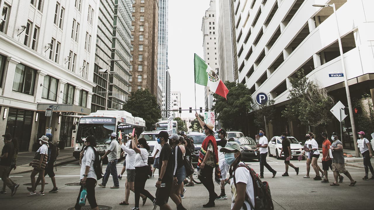 Una marcha y posterior vigilia se realizó el sábado 4 de julio en el centro de Houston para honrar a 
<a href="https://www.univision.com/local/houston-kxln/con-flores-globos-veladoras-y-banderas-de-mexico-y-eeuu-honran-la-memoria-de-vanessa-guillen-en-houston">Vanessa Guillén. </a>