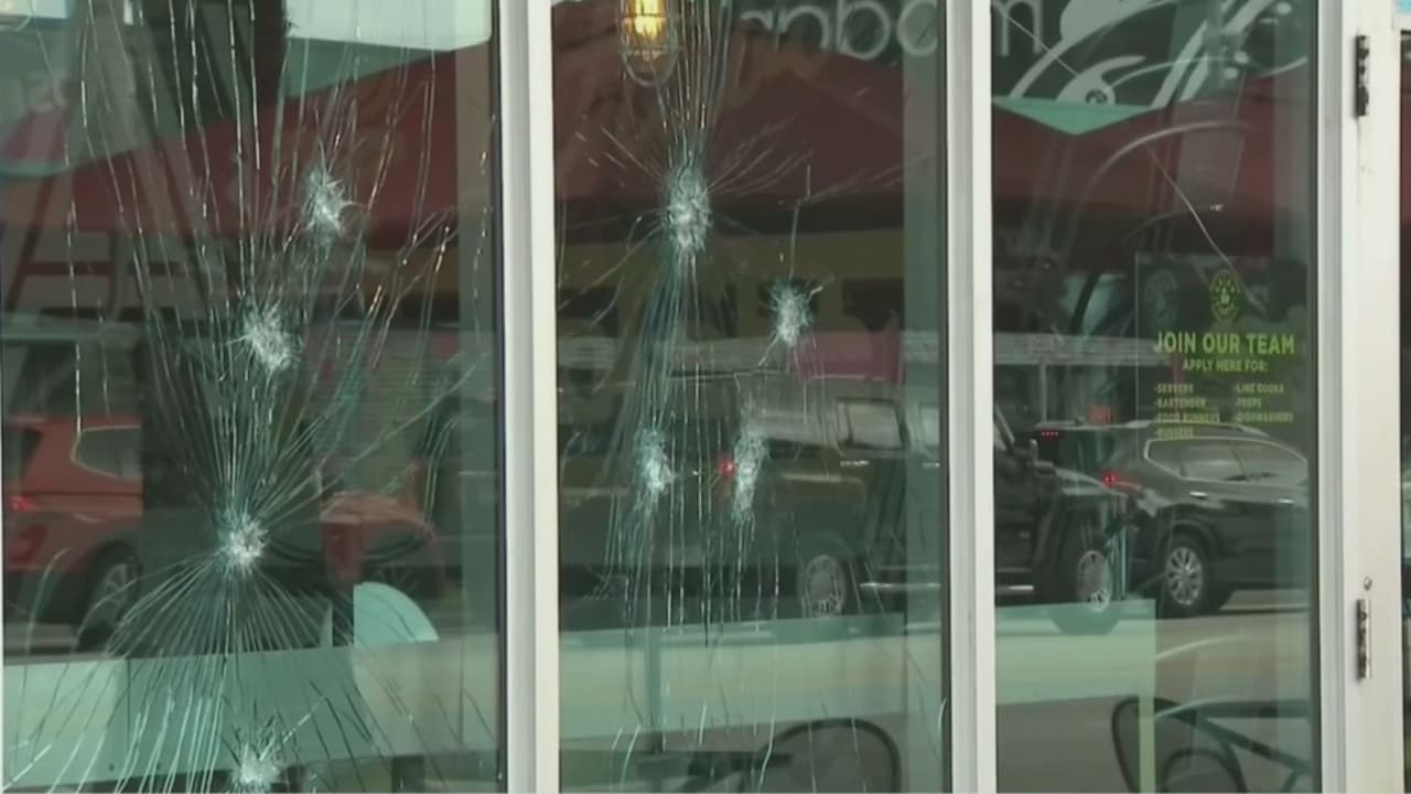 Captan en video a un hombre mientras vandaliza a martillazos el restaurante Salsa Fiesta Grill en Miami 