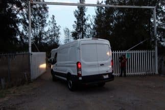 Unidades forenses en el lugar del enfrentamiento en Tanhuato, Michoacán.