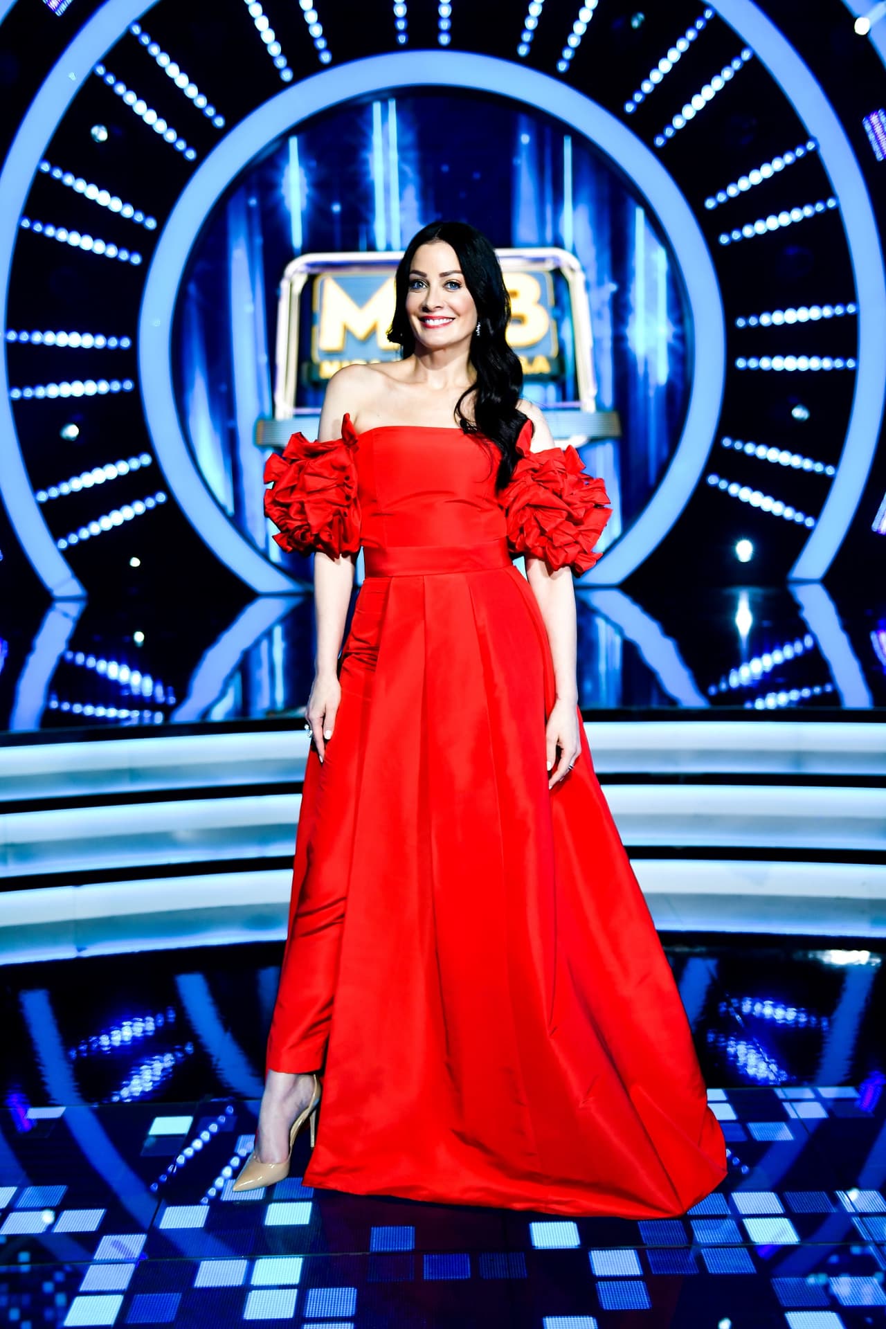 Aunque a primera vista parecía un vestido completo, en realidad de lado derecho de la falda se podía apreciar la presencia de un pantalón.