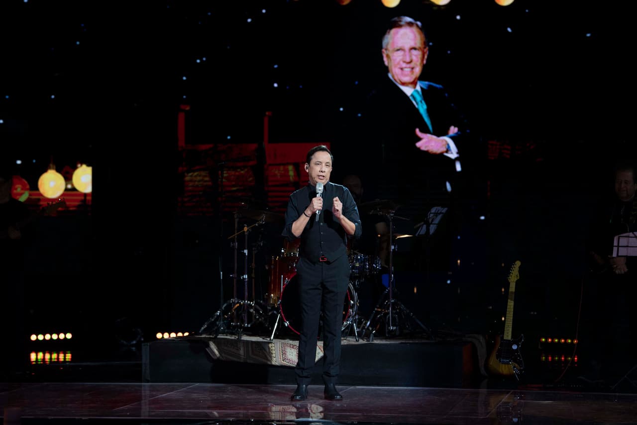 El imitador Gonzo Zazueta se encontraba debajo del cilindro con el aspirante misterioso y dio muestra de su talento, ya que Arath de la Torre eligió a Verónica Linares para enfrentarse en el duelo a muerte.