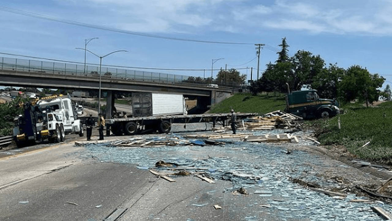 Camión de carga sufre volcadura en la autopista 99 en Modesto y bloquea el camino