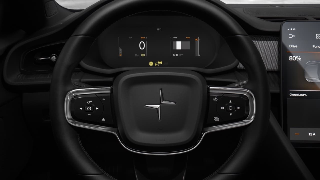 El volante del Polestar 2 es el mismo que se encuentra todos los modelos Volvo disponible para los compradores estadounidenses. Con controles para el sistema de control de crucero inteligente y controles para la 
<b>computadora de viaje</b> e instrumentos digitales en el lado derecho.