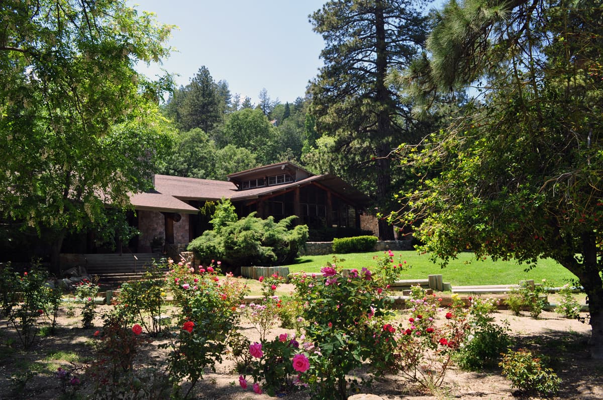 También cuenta con una 
<a href="https://parks.sbcounty.gov/park/lake-gregory-regional-park/" target="_blank">estructura que se puede rentar para realizar eventos</a> como bodas o quince años.