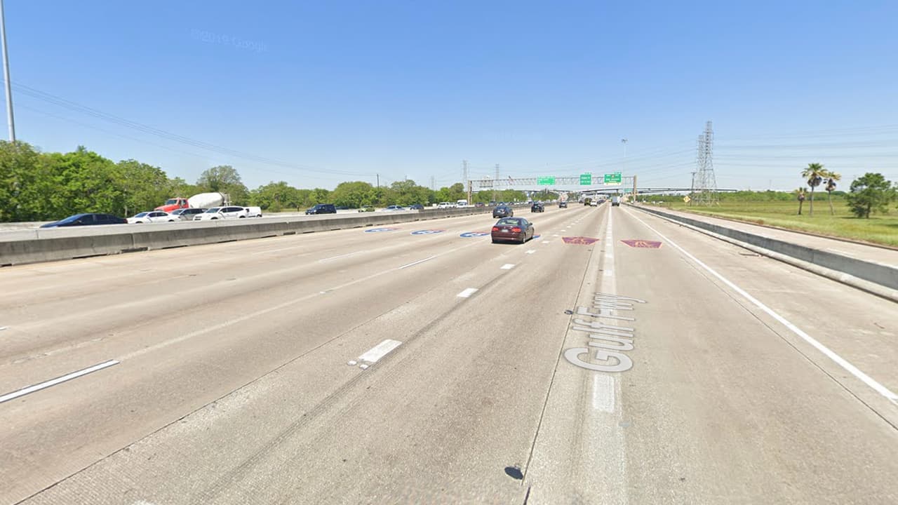 Un hombre muere cuando caminaba por la Gulf Freeway al sureste de Houston