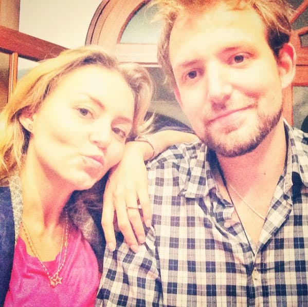 Arnaud es su hermano, él vive en Francia con su esposa, con quien tuvo a Morgan.