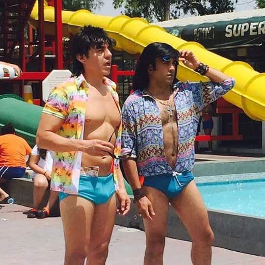 Colores llamativos y prendas ajustadas son la clave en el outfit de estos dos 'galanazos'.