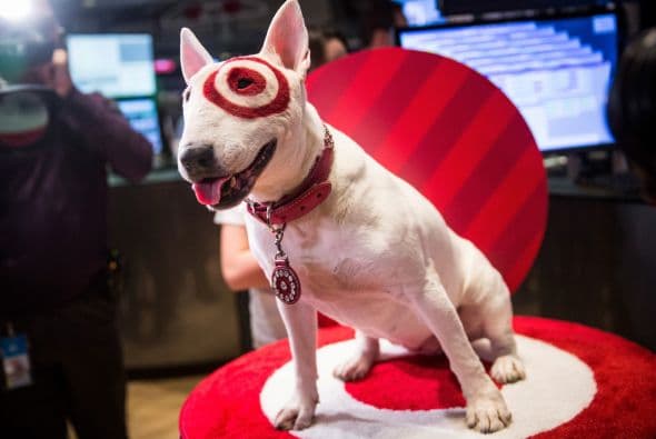 Este 28 de noviembre se llevó a cabo la jornada del Viernes Negro 2014. Aquí la mascota de Target en el Mercado de Valores de NY.