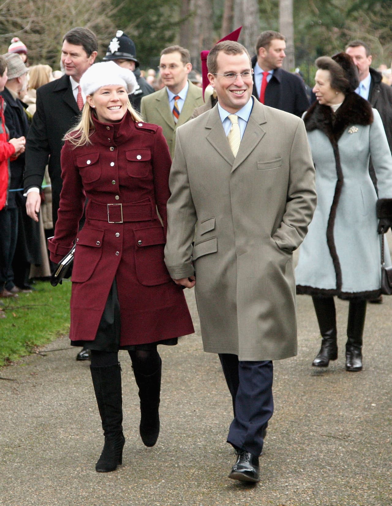 En una de las secuencias se muestra un lujoso salón con un mayordomo que se acerca a Peter Phillips con una botella de leche sobre una bandeja.