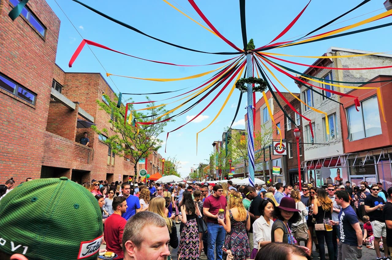 <b>South Street Festival</b>
<br>
<b>Fecha</b>: 6 de mayo
<br>
<b>Sitio web</b>: 
<a href="https://southstreet.com/">https://southstreet.com/</a> 
<br>
<br>La fiesta de cuadra más grande de South Street marca el comienzo de la primavera cuando los visitantes participan en la diversión familiar, la comida y la música al aire libre, que abarcan Headhouse Square y a lo largo de South Street. El evento suele incluir actuaciones musicales, concursos de comida, una zona para niños, vendedores y más.