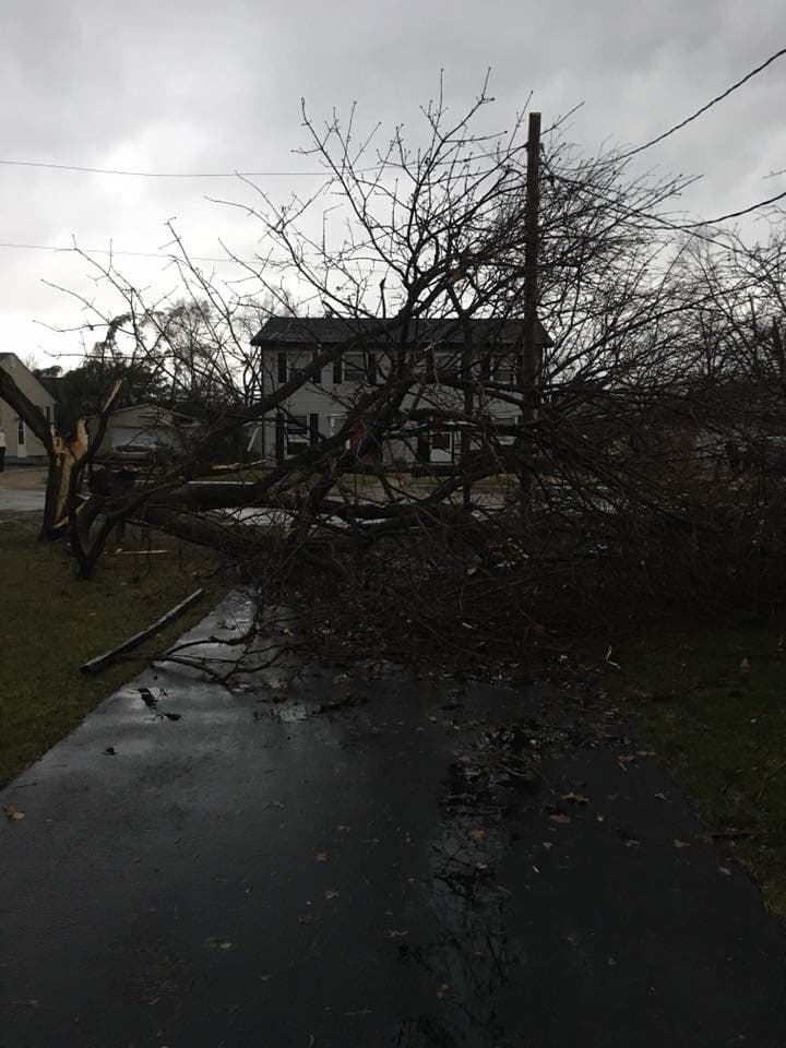 Hasta las 10 pm se mantuvo una alerta de tornados para los condados de Cook, DeKalb, DuPage, Grundy, Kane, Kankakee, Kendall, La Salle, Lake, Livingston, McHenry, y Will en Illinois, y Jasper, Lake, Newton y Porter en Indiana.