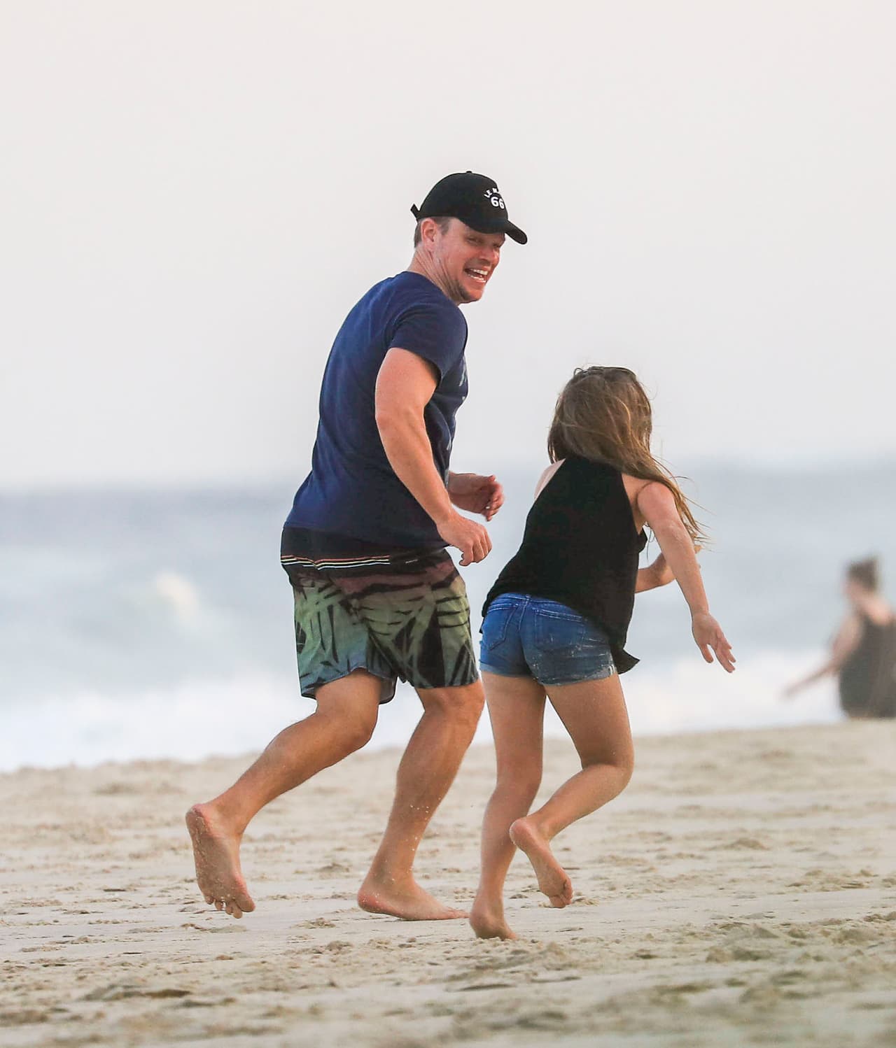 Aunque Damon reconoce que no ha recibido un 'no' como respuesta, sus cuatro hijas lo evaden siempre que se les acerca para que la vean juntos.