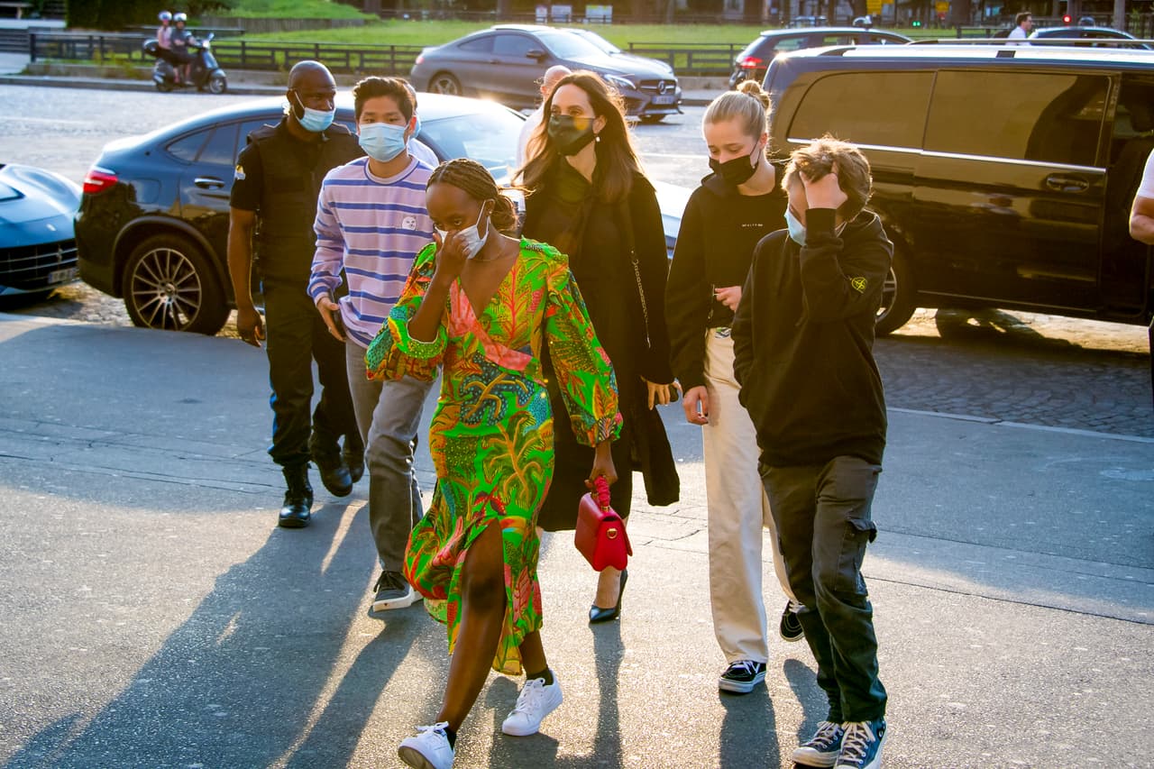 Claro que de vez en cuando un toque de color no está de más y así lo demostró en su visita al restaurante La Girafe en Paris, Francia. Lo mejor fue que combinó su vestido con un par de tenis para lucir tan cómoda como 'fashion'.