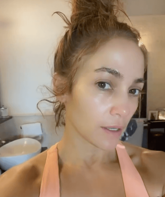 En una 
<a href="https://www.vogue.com/slideshow/jennifer-lopez-new-skin-care-line-jlo-beauty" target="_blank">entrevista para <i>Vogue</i></a>, la artista de 52 años relató que un doctor quiso ponerle botox en una pequeña arruga, pero ella lo rechazó y todavía tiene esa línea de expresión, pues prefiere aceptarla y enfocarse en vivir sanamente.