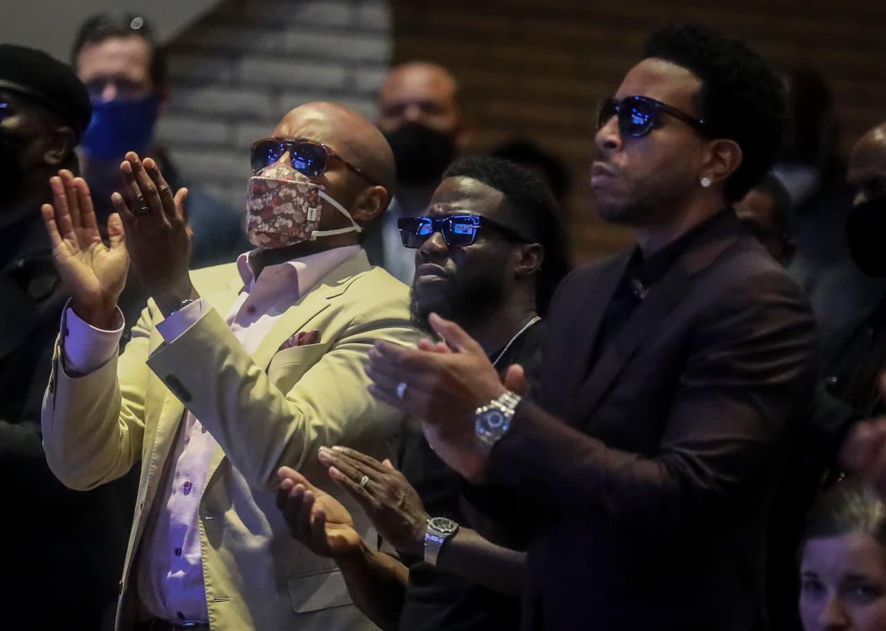 El actor y comediante Kevin Hart fue uno de los invitados al servicio religioso, al que además asistieron políticos, activistas, deportistas y otras celebridades.
<br>