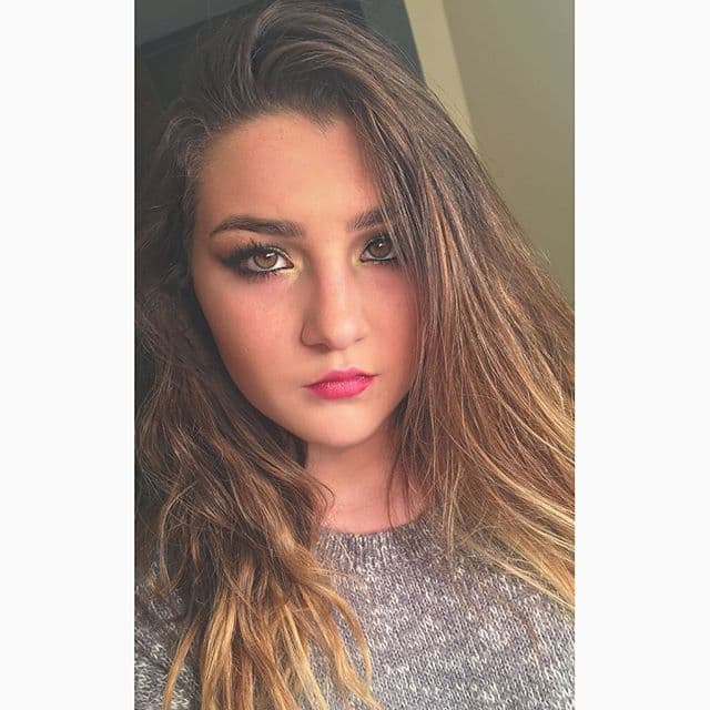 Sólo que Melanie tiene un par de ojos miel que endulzan a cualquiera.