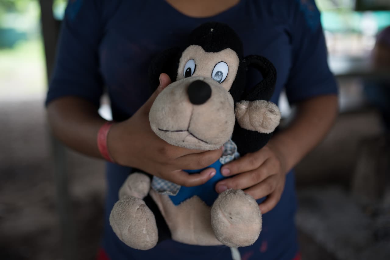 Este peluche también viajó varios días por veredas para llegar a Costa Rica. Era una de las pocas diversiones que tenía el nieto y las hijas de ‘Managua’ en las montañas mientras aguantaban hambre. Los menores de edad también han sufrido la crisis nicaragüense. De los 317 muertos confirmados por la Comisión Interamericana de Derechos Humanos (CIDH), 10% de las víctimas son niños y adolescentes.