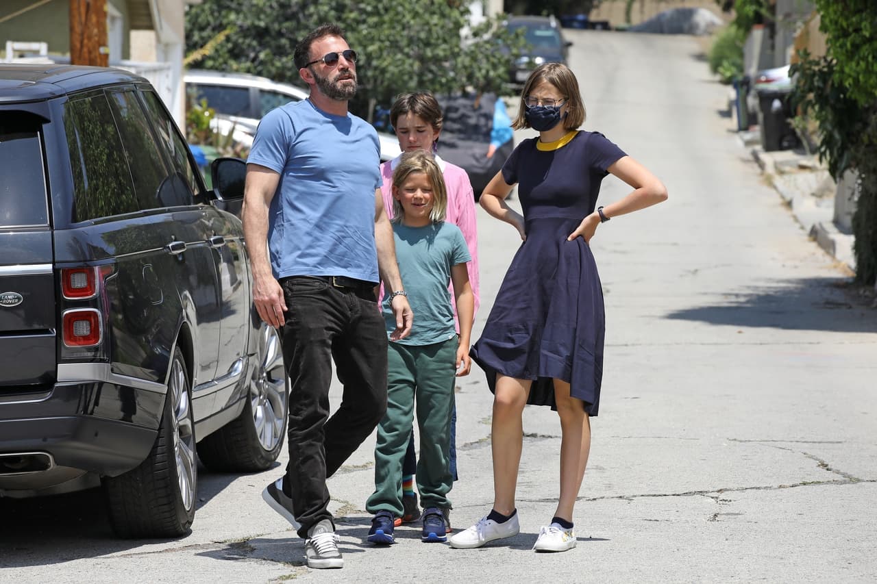 El actor
<b><a href="https://www.univision.com/famosos/ben-affleck-jlo-jennifer-garner-graduacion-hija-seraphina-rose-fotos" target="_blank"> tuvo a sus únicos tres hijos con Jennifer Garner</a></b>, con quien estuvo casado de 2005 a 2018. 
<br>