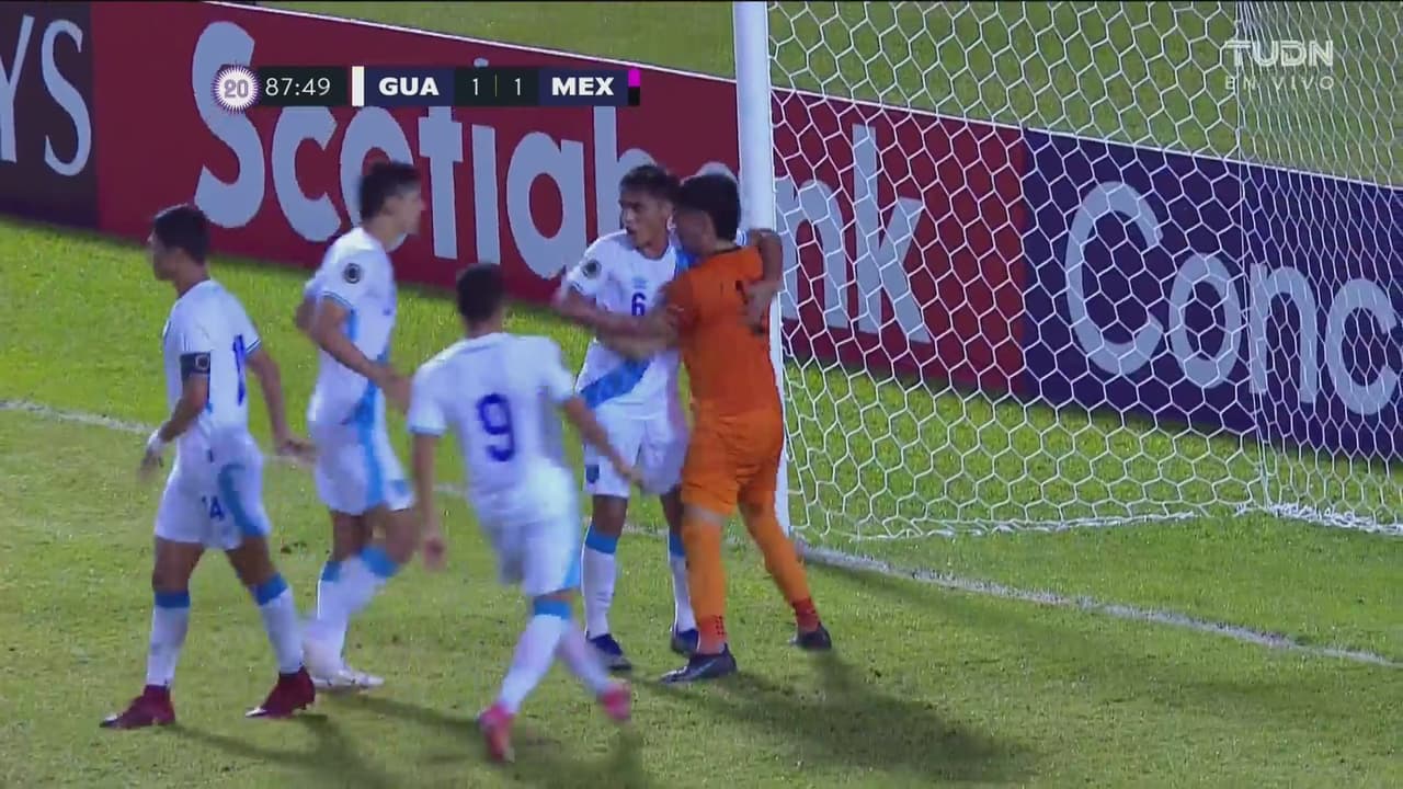 ¡Se viste de héroe! Jorge Moreno detiene el penal de Esteban Lozano