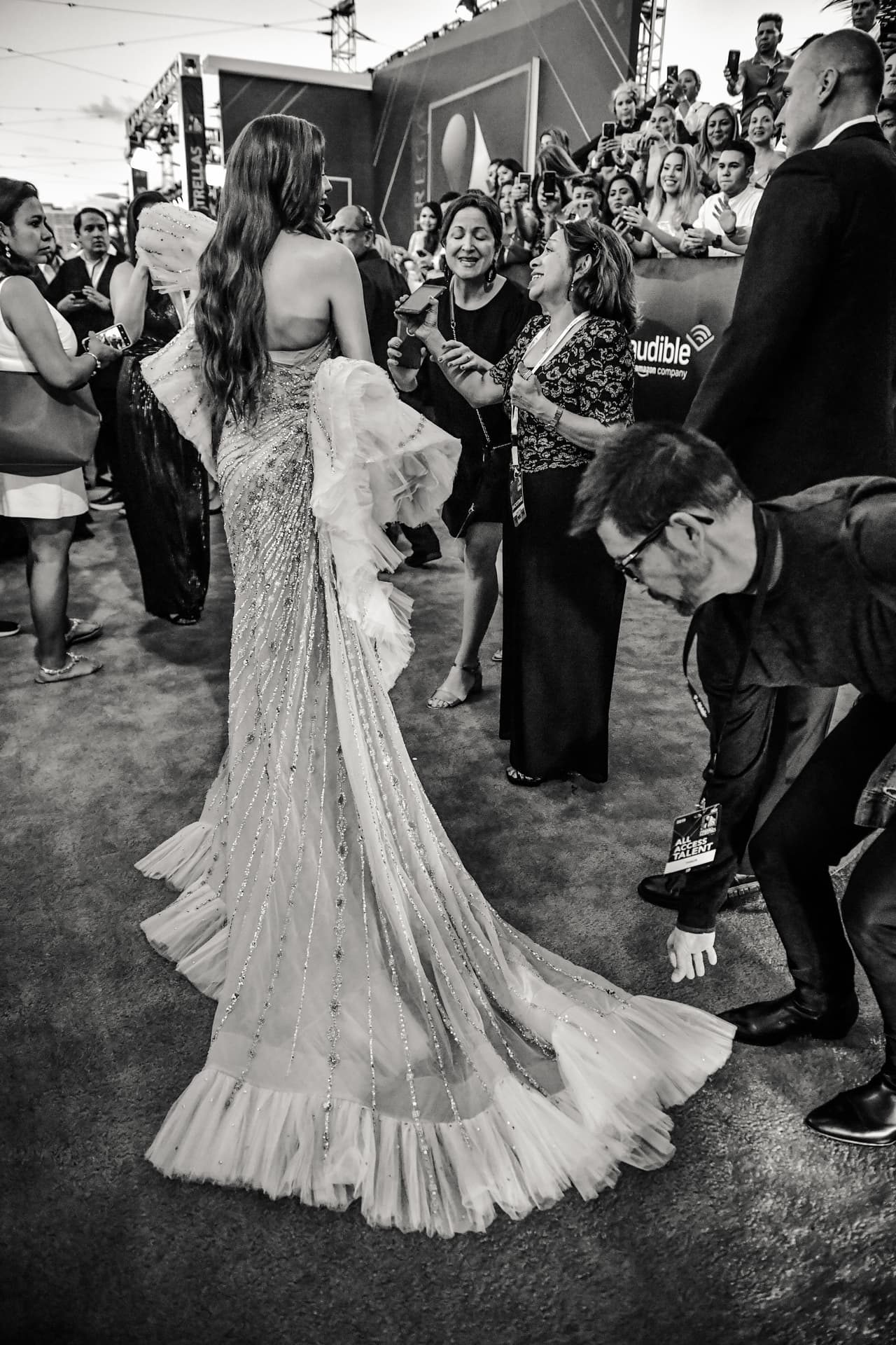 Con su extravagante modelo robó cámara.