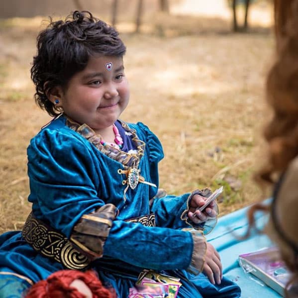 Ella es Karla, junto a la actriz decoró cupcakes y diseñó lindos collares.