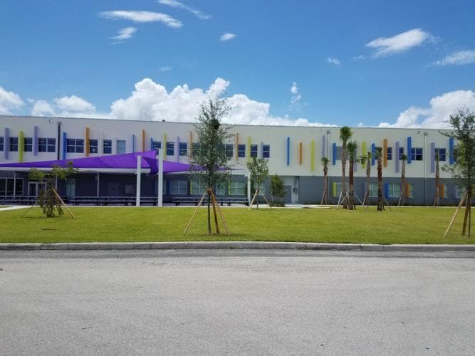 Renuncia maestra de una secundaria luego de investigarla por relaciones inapropiadas con un estudiante de Miami-Dade