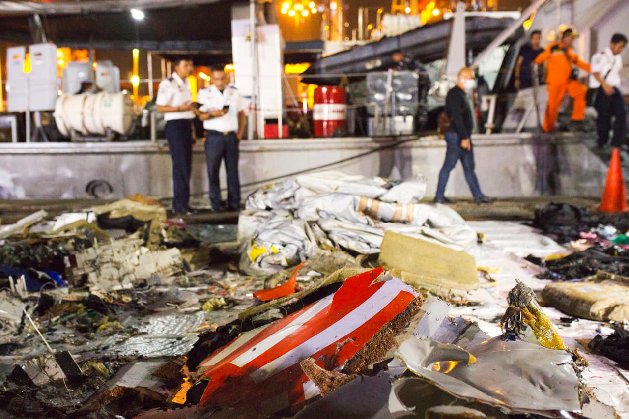 Restos del fuselaje del avión llevados a Yakarta, la capital de Indonesia. El aparato siniestrado era un Boeing 737 Max 8, una versión actualizada del 737 que entró al mercado el año pasado.