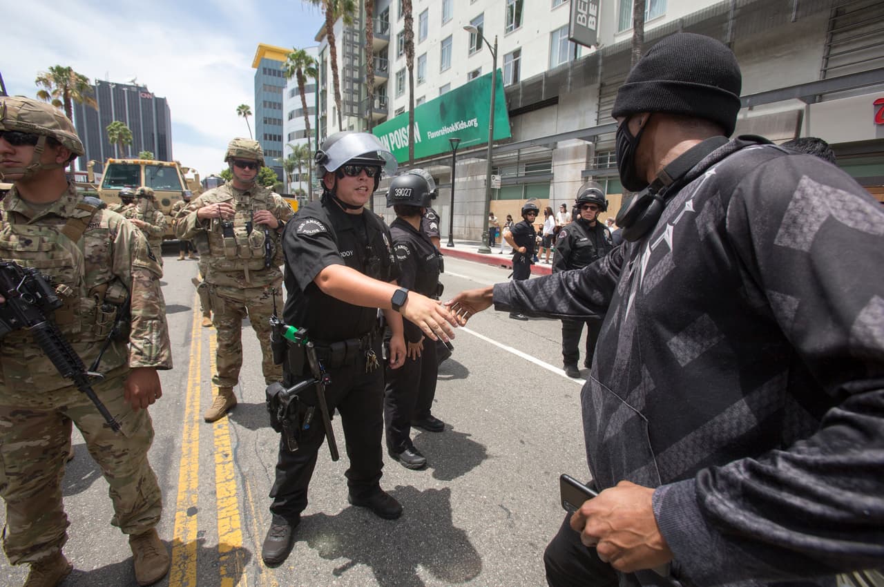 En el área de Hollywood oficiales de LAPD y la Guardia Nacional también se saludaron con los manifestantes en demostración de reencuentro y unidad.