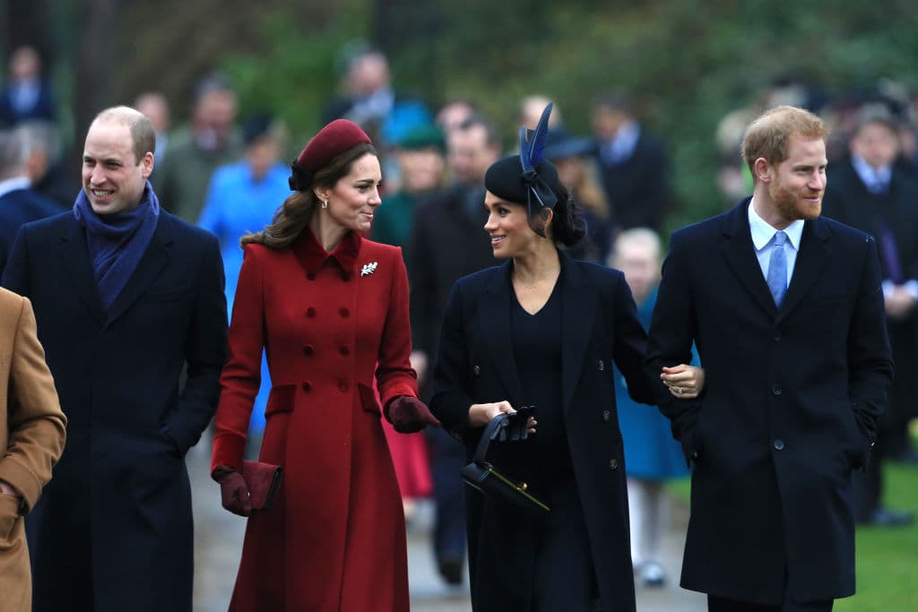 Kate Middleton no ha hablado públicamente sobre Meghan ni Harry después de la entrevista de Oprah, pero el hecho que sirvió de mediadora entre los príncipes durante el funeral del Philip dice mucho sobre su carácter, según el biógrafo de la realeza. “Al igual que la reina, ella
<b>no quiere ser rencorosa o vengativa</b>”, dijo.