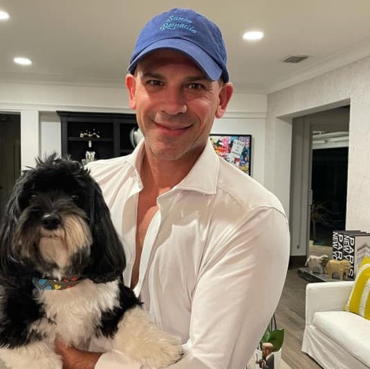 Doctor Juan y su peludo amigo posan muy guapos como son para la foto.