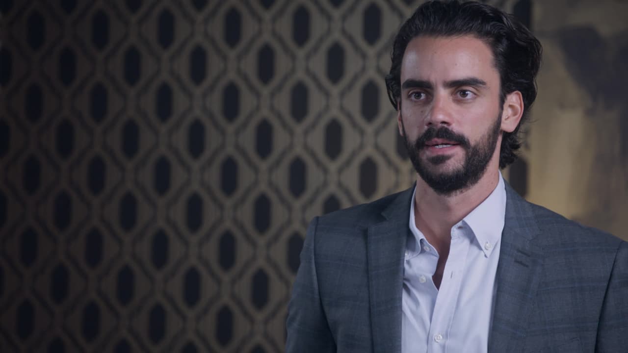 Vive más de las apariencias, tal y como le ha enseñado su madre, razón por la cual teme dar a conocer su verdadera orientación sexual.