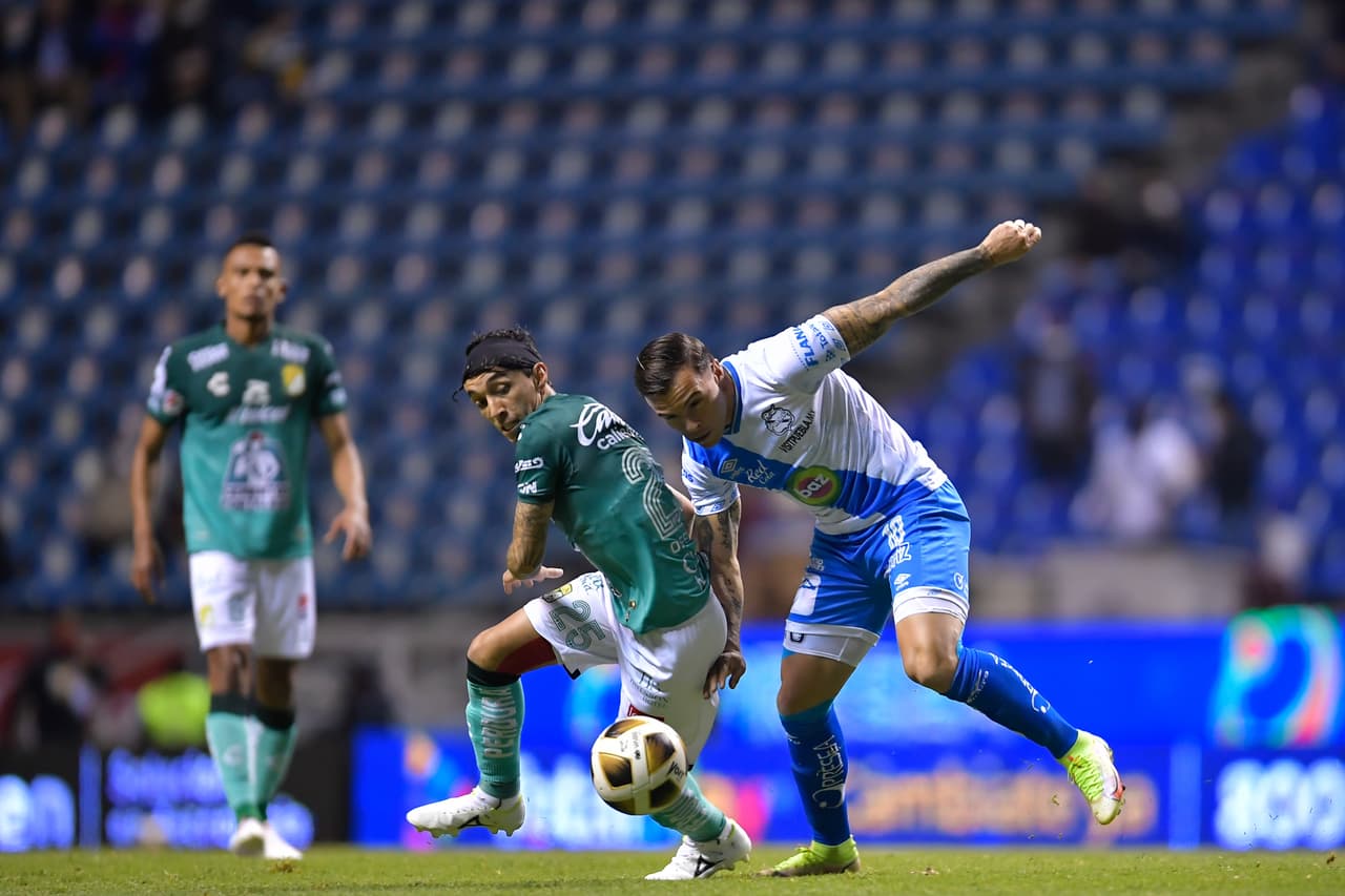 Puebla consigue la primer derrota de la Liguilla luego de remontar al León 2-1 gracias a las anotaciones de Pablo Parra y Maximiliano Araujo.