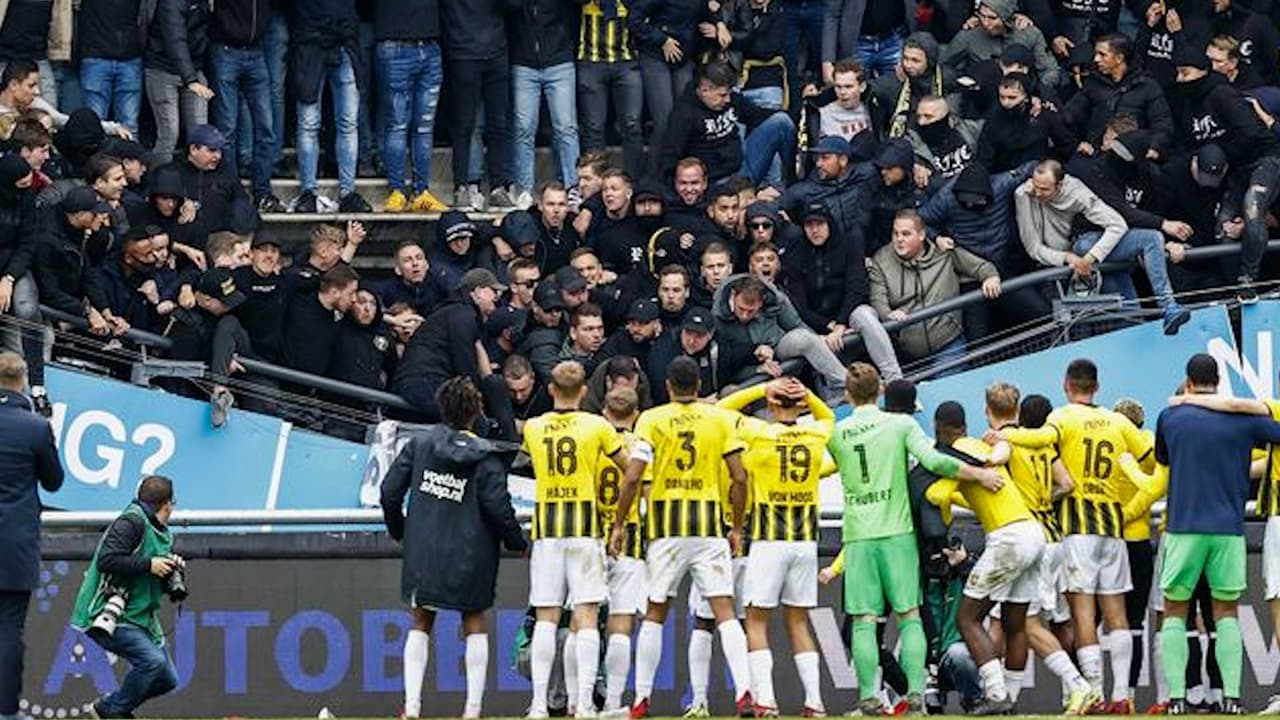 Drama puro... tribuna colapsa por saltos del aficionados del Vitesse