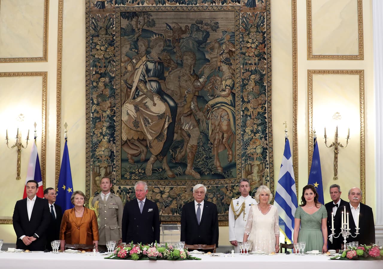 Pese a las diferencias de clase (el príncipe acude a cenas con dignatarios y el papá de Meghan lee en Starbucks), Meghan y Harry conocen el dolor del divorcio. Al igual que su prometido, los papás de la actriz se divorciaron cuando era pequeña.