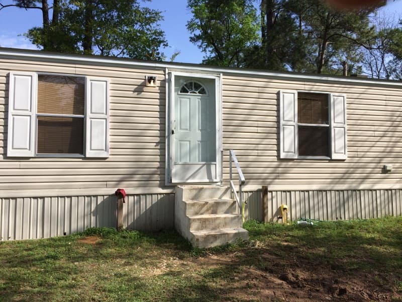 En esta vivienda móvil las autoridades del condado Walker realizaron un allanamiento, que estaría relacionado con la investigación por los homicidios de Adriana Coronado y César Vladimir Coronado