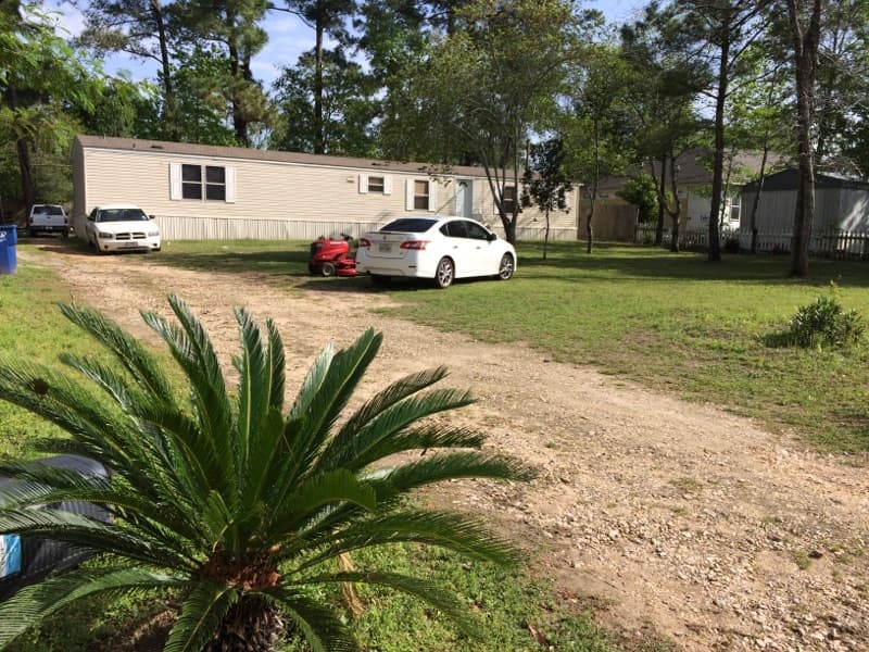 En esta vivienda móvil las autoridades del condado Walker realizaron un allanamiento, que estaría relacionado con la investigación por los homicidios de Adriana Coronado y César Vladimir Coronado