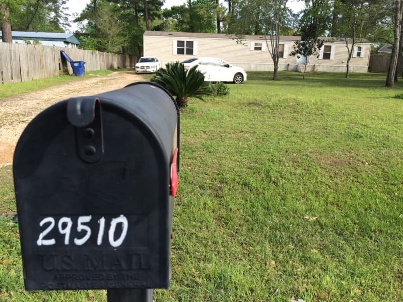 En esta vivienda móvil las autoridades del condado Walker realizaron un allanamiento, que estaría relacionado con la investigación por los homicidios de Adriana Coronado y César Vladimir Coronado