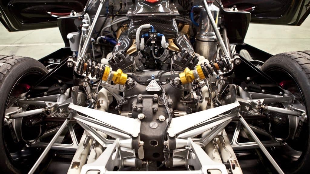 El corazón del Pagani Zonda Revolución es un 
<b>V12 de 6.0 litros de desplazamiento construido a mano por Mercedes-AMG</b> capaz de generar 789 caballos de fuerza y 538 lib.-pie de torque. Estas increíbles cifras son más impresionantes aún cuando recordamos que estamos considerándolas dentro del contexto de un automóvil que solo pesa 2,358 libras.