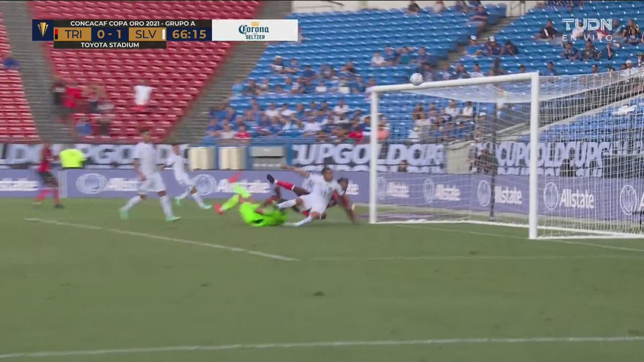 ¡Poste! Marcus Joseph revienta el travesaño con el remate