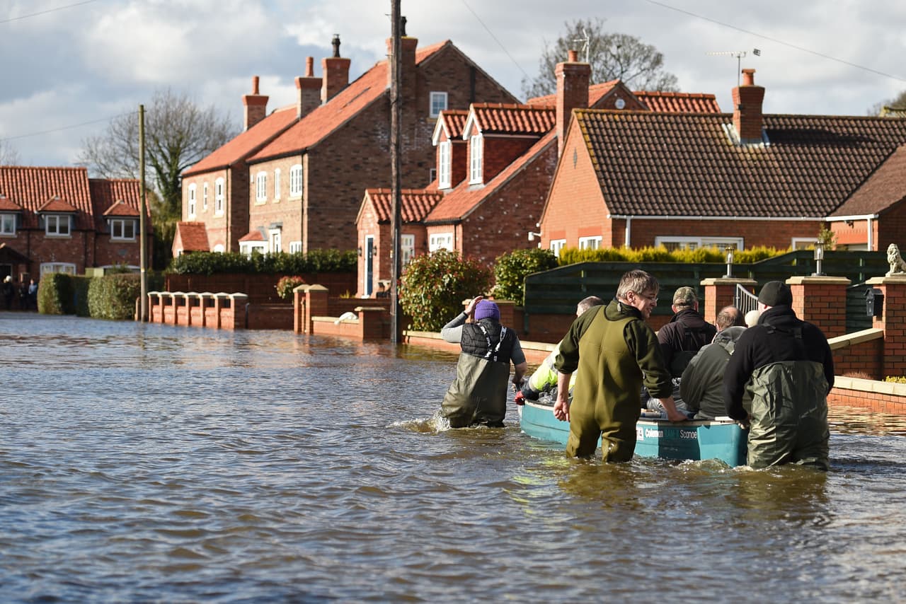 <b>Tormentas en Reino Unido</b>. Voluntarios recorren East Cowick, en el norte de Inglaterra, ayudan a los residentes por las inundaciones causadas por la tormenta Jorge, el 1 de marzo de 2020. Esta tormenta trajo lluvias récords en ese país y fue la tercera que azotó la zona en la temporada.