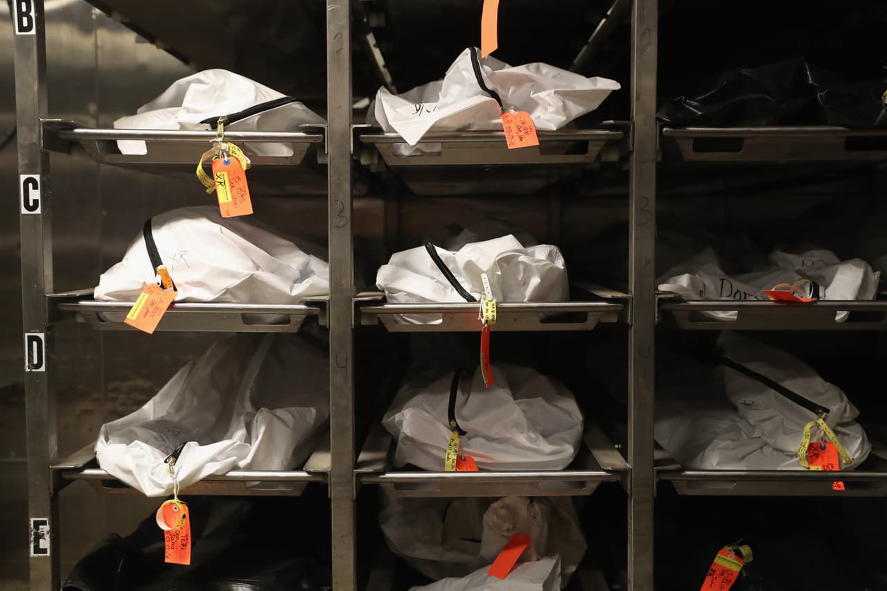 Cientos de restos de inmigrantes permanecen en la morgue de Tucson sin identificar.