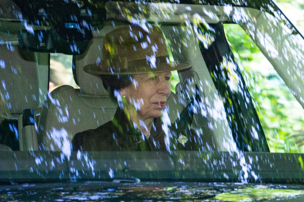 En otro vehículo se pudo ver la llegada de la princesa Ana, de aspecto más serio, con su esposo Tim Laurence.