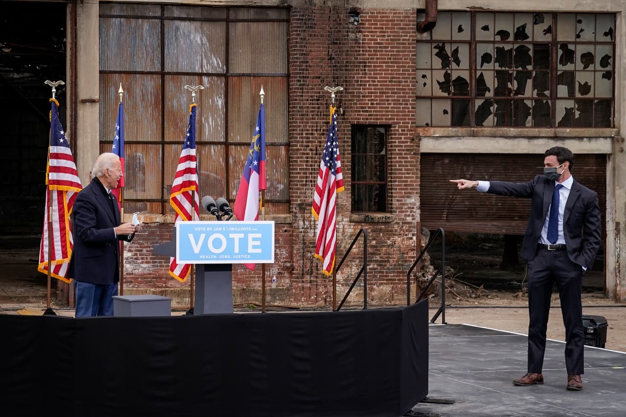 El presidente electo Joe Biden y el candidato al Senado Jon Ossoff suben al escenario juntos al final de mitin en el que el Biden agradeció a los votantes de Georgia por haber ganado en ese estado y pidió el voto por los demócratas para ganar con una amplia diferencia. Ossoff y Warnock intentan derrocar a los republicanos en funciones, los senadores David Perdue y Kelly Loeffler.