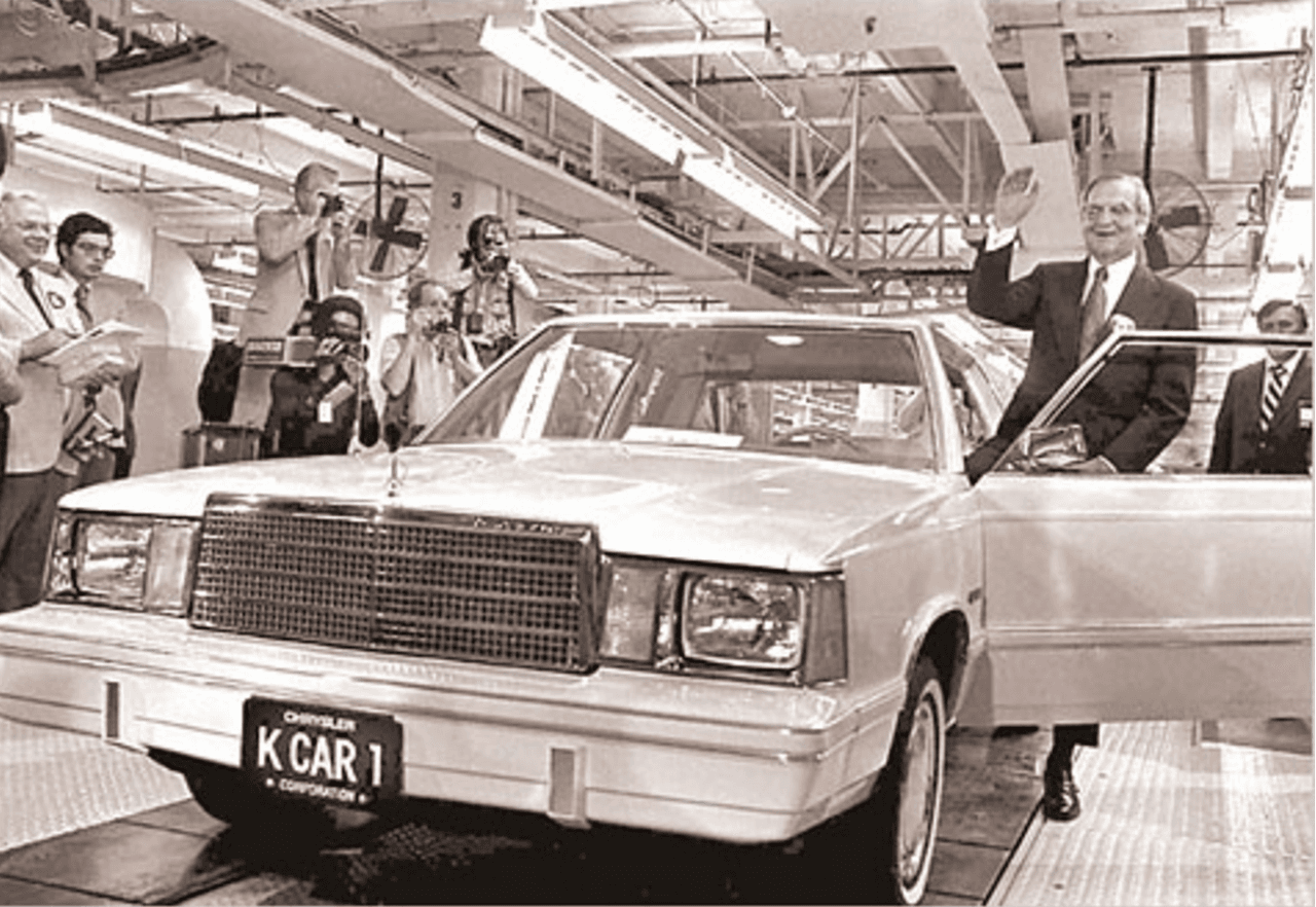 6. 
<b>Autos K de Chrysler 1981-1989</b>: En 1979 la situación fiscal de Chrysler era tan mala que el gobierno de EEUU tuvo que prestarle dinero para subsistir. En 1981 la compañía lanzó sus autos K, el Dodge Aries y el Plymouth Reliant, dos 
<b>desastres sobre ruedas que se vendieron como pan caliente gracias a una brillante campaña publicitaria</b> con Lee Iacocca, el extravagante presidente de Chrysler, como protagonista. En la imagen Iacocca y el Reliant.