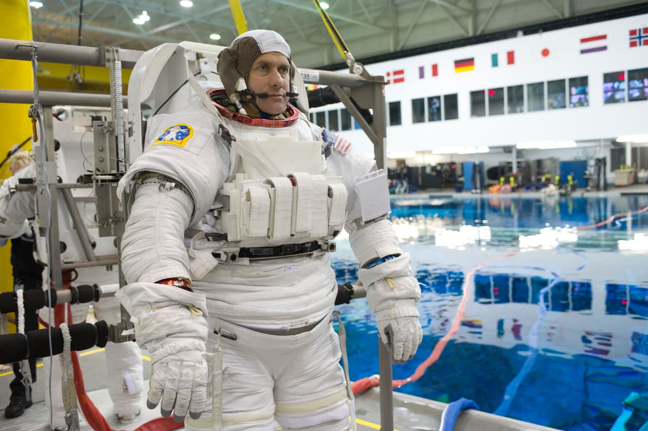 Tendrías que vestir un traje como el de el astronauta de la NASA Tom Marshburn, ingeniero de vuelo de la Expedición 34/35. Aquí Marshburn espera a comenzar su entrenamiento de caminatas espaciales en la piscina del Laboratorio de Flotabilidad Neutral (NBL) del Centro Espacial Johnson en diciembre de 2011.