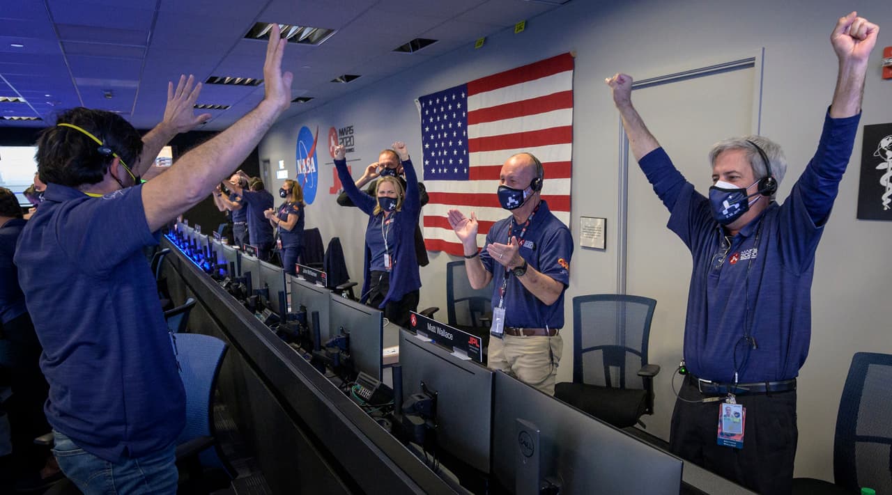 <b>La celebración</b>. Los ingenieros de NASA mostraron su emoción cuando se confirmó la llegada a salvo de Perseverance a Marte. Informaron que el aparato goza de buena salud y que gradualmente ponen en marcha sus sistemas.