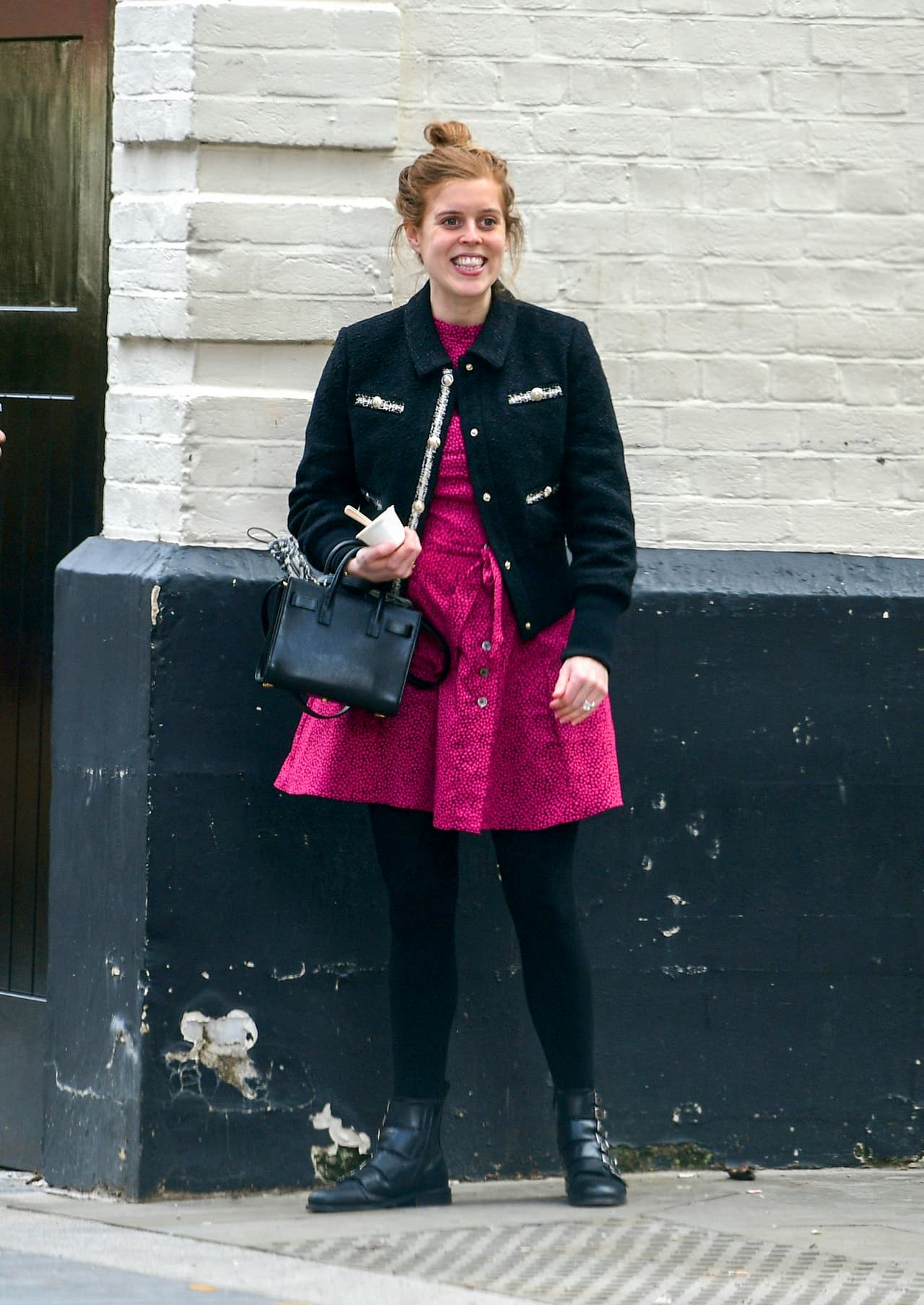 Ella llevaba un vestido cruzado color arándano que revelaba su pancita de embarazo. 
<br>