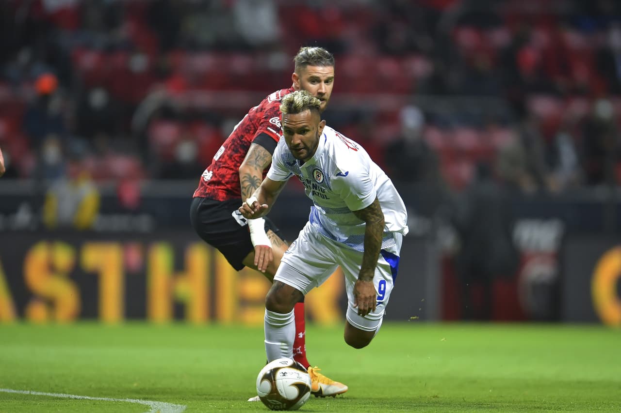 Con dos goles desde el manchón penal, Toluca vence 2-1 a Cruz Azul en el infierno y rompen la racha de la máquina de 19 partidos sin ver la derrota.