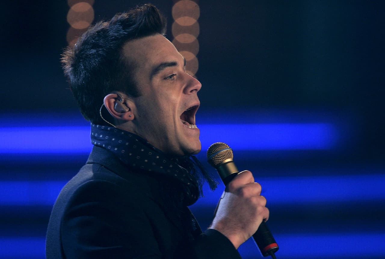 La versión en español de “Angels” de Robbie Williams podría considerarse como una de las peores interpretaciones en español, pues tienes que escucharla varias veces para entender qué trata de decir el cantante.